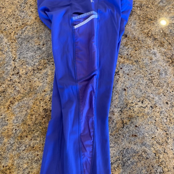 Fabletics Purple with mesh sides and side pockets. Small size - Picture 3 of 3
